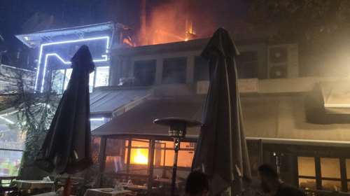 Λάρισα: Ψητοπωλείο στο κέντρο της πόλης τυλίχθηκε στις φλόγες [εικόνες-βίντεο]