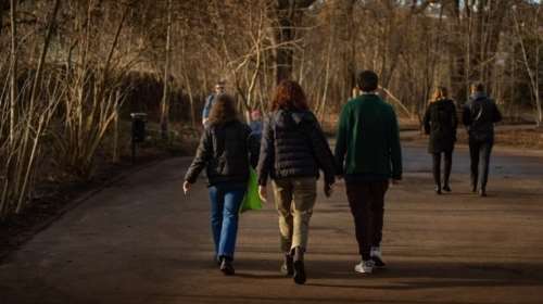 Οι καλές σχέσεις στη μέση ηλικία μειώνουν τον κίνδυνο χρονίων παθήσεων σε μεγαλύτερη ηλικία