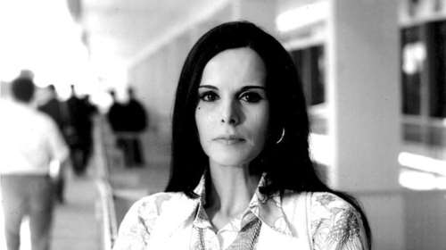 Bohemian chic: Η Ελενα Ναθαναήλ, με '70s στυλ, ποζάρει σαν Γαλλίδα σταρ [εικόνα]