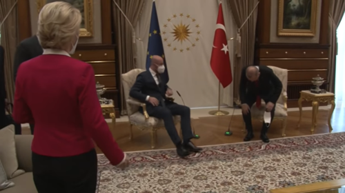 Η αγένεια του σουλτάνου Ερντογάν: Άφησε όρθια την φον ντερ Λάιεν ενώ εκείνος στρογγυλοκάθησε