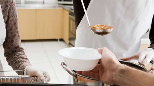 Παρέμβαση Ιερώνυμου για τον ιερέα που αρνείται συσσίτιο σε τρανς - Διέταξε έρευνα