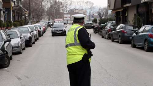 Παραβάτης αστυνομικός: Μπήκε στη ΛΕΑ και η τροχαία του αφαίρεσε τις πινακίδες - Η δικαιολογία που επικαλέσθηκε [βίντεο]