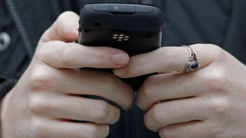 Υποκλοπές: Πώς μπορεί να παγιδευτεί το κινητό μας - Τα περίεργα μηνύματα και οι κλήσεις από το εξωτερικό [Βίντεο]