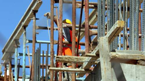 Νεκρός 65χρονος οικοδόμος στο Ίλιον: Δούλευε εν μέσω καύσωνα, καταγγέλλει το Συνδικάτο ΟΤΑ Αττικής