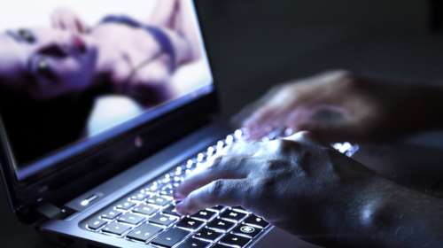 Revenge porn: Ο διαδικτυακός εφιάλτης για χιλιάδες γυναίκες με γυμνές φωτογραφίες ροζ βίντεο