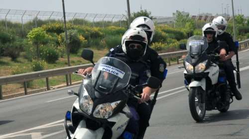 Απίστευτη καταδίωξη με πυροβολισμούς στην Εθνική: Πετούσαν στον δρόμο την ηρωίνη οι Ρομά - Ενας τραυματίας