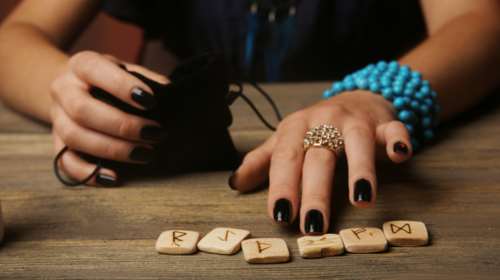 Οικιακή βοηθός που παρίστανε το μέντιουμ "έγδυσε" μάνα και κόρη αποσπώντας πάνω από 120.000 ευρώ