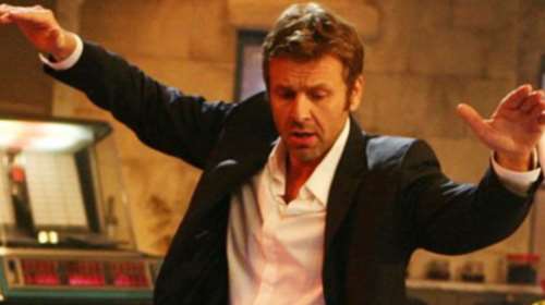 Ο Απόστολος Γκλέτσος σηκώθηκε και "γκρέμισε" το πλατό με το ζεϊμπέκικο του