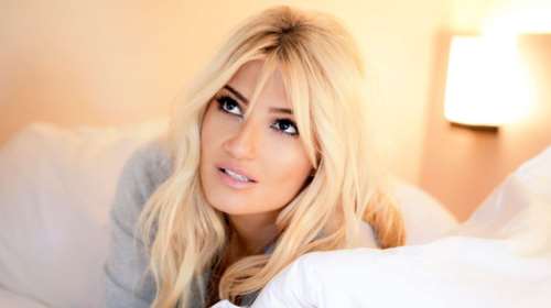 Φαίη Σκορδά: Το κόσμημα δώρο του συντρόφου της και οι... γαμήλιες ευχές της Λίτσας Πατέρα [Βίντεο]