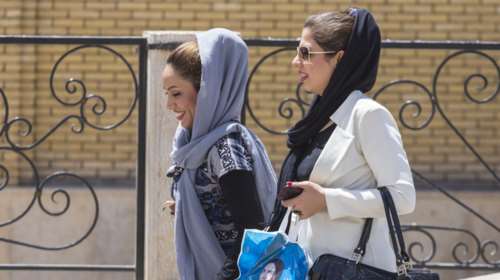 Ιράν: Γυναίκα καταδικάστηκε σε μαστίγωμα επειδή δεν φορούσε μαντήλα