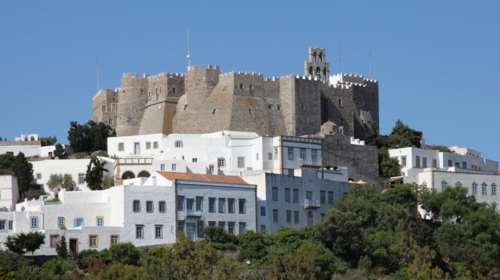 Κορονο-βόμβα στην Πάτμο: 21 κρούσματα, πολλοί μαθητές της Πατμιάδας Σχολής - Καταγγελίες για πάρτι κοσμικής Αθηναίας