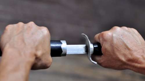 Κάλυμνος: Συνελήφθη 28χρονος που κυκλοφορούσε με σπαθί Σαμουράι στο κέντρο του νησιού [Βίντεο]