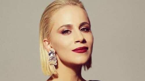 Νάντια Μπουλέ - Η πιο τρυφερή εικόνα: Θηλάζει την κόρη της και φωτογραφίζεται