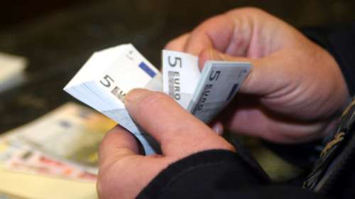 Οι Έλληνες προτιμούν τα μετρητά για τις συναλλαγές τους