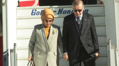 Με "χρυσές βρύσες" η Εμινέ Ερντογάν: Ζει στη χλιδή την ώρα που η τουρκική οικονομία καταρρέει [Βίντεο]