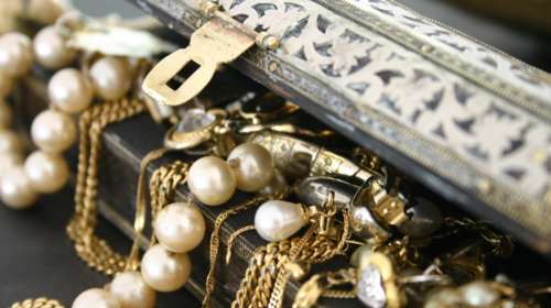 Αγία Παρασκευή: Τρόμος για γνωστή κοσμική κυρία - &#39;&#39;Μαϊμού&#39;&#39; υπάλληλοι της ΔΕΗ της άρπαξαν κοσμήματα 500.000 ευρώ