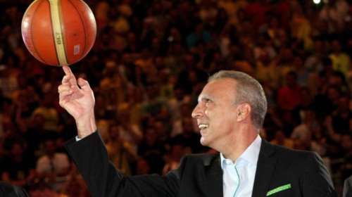 Νίκος Γκάλης: Χαμογελαστός και ευδιάθετος φωτογραφίζεται με τον τραγουδιστή Θοδωρή Φέρρη