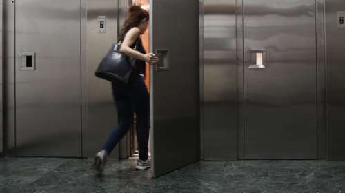 Αγ. Παντελεήμονας: Θέμα χρόνου η σύλληψη του &quot;δράκου των ασανσέρ&quot;-Τον αναγνώρισε η μία κοπέλα, είναι κάτοικος της περιοχής