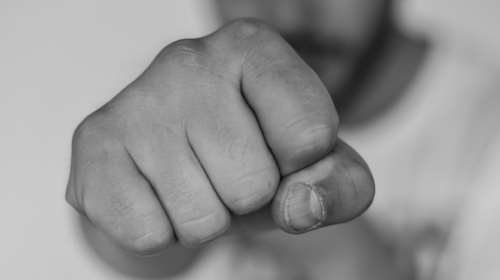 Πάτρα: Διευθυντής χτύπησε υπάλληλο που πήγε να του ζητήσει υπερωρίες - Παρέμβαση της Επιθεώρησης Εργασίας