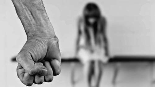 Εφιάλτης για 17χρονη: Ο 22χρονος σύντροφός της την ξυλοκοπούσε - Δεν πτοήθηκε ούτε από τα ασφαλιστικά μέτρα