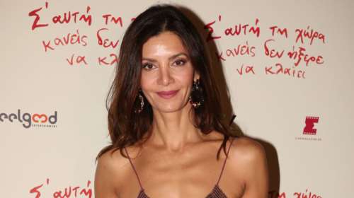 Κατερίνα Λέχου: Ποζάρει με λευκό ολόσωμο μαγιό και εντυπωσιάζει στα 54 της