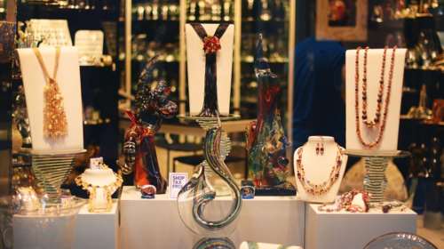 Συνελήφθη ζευγάρι αλλοδαπών για κλοπές σε κοσμηματοπωλεία - Πώς απασχολούσαν τους υπαλλήλους για να κλέψουν