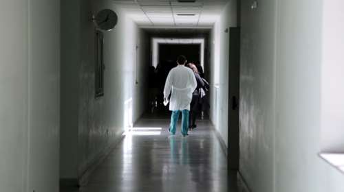 Θεσσαλονίκη: Νοσηλευτής έστησε &quot;εντατική κορονοϊού&quot; στο σπίτι του για να φροντίσει την πεθερά του [βίντεο]