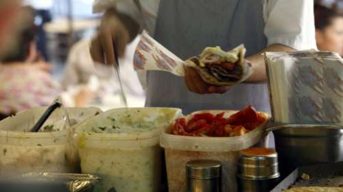 Φωτιά στο κρέας βάζουν οι ανατιμήσεις: Αύξηση 40% στο κοτόπουλο - Στα 3 € το σουβλάκι