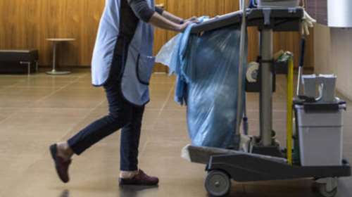 Θεσσαλονίκη: Καθαρίστριες &quot;άδειαζαν&quot; τα ράφια των καταστημάτων ρούχων όπου εργάζονταν