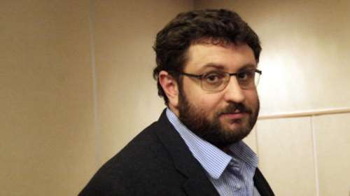 Ο Κώστας Ζαχαριάδης παρομοίασε τον Αλέξη Τσίπρα με πασίγνωστο προπονητή που έχει... καιρό να πάρει πρωτάθλημα