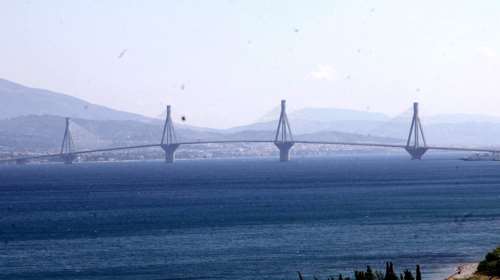 Γέφυρα Ρίου-Αντιρρίου: Έρευνες για άντρα που φέρεται να βούτηξε στο κενό
