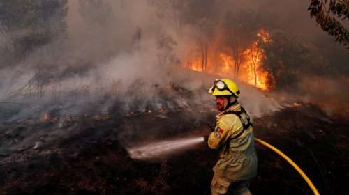 Μεγάλη πυρκαγιά στην Πορτογαλία: Οι φλόγες έφτασαν μέχρι τα χωριά, εν μέσω ισχυρών ανέμων