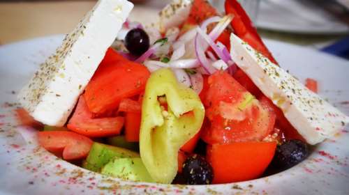 Ποιες σελέμπριτι; Η χωριάτικη σαλάτα είναι η "βασίλισσα" των social media με άπειρα κλικς παγκοσμίως