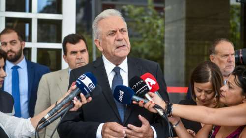 Αβραμόπουλος για τον θάνατο του Κωνσταντίνου: Η Δημοκρατία μας δεν φοβάται να δει κατάματα το παρελθόν της