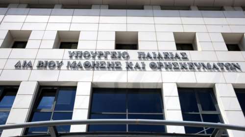 Κεραμέως: Κατεπείγουσα αγωγή κατά ΟΛΜΕ και ΔΟΕ για την &quot;αποχή διαρκείας&quot; στην αξιολόγηση
