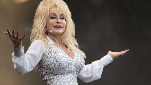 Ντόλι Πάρτον: Η &quot;μάχη&quot; της διάσημης τραγουδίστριας της κάντρι κατά του αναλφαβητισμού στις ΗΠΑ