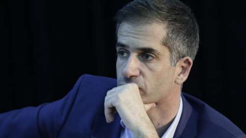 Μπακογιάννης: Η εξομολόγηση για τα παιδικά χρόνια - Οι διακοπές στα Χανιά και τα τραγούδια του Καλογιάννη