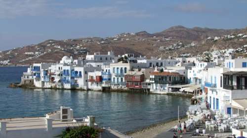 Κορονοϊός: Μέσω social media τα κρυφά πάρτι σε βίλες στην Μύκονο- Με λίστα καλεσμένων
