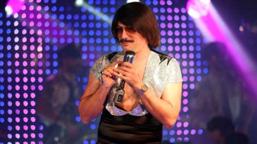 Τόνι Σφήνος: Απίστευτο ατύχημα - Κατέρρευσε η εξέδρα την ώρα που τραγουδούσε την Ευλαμπία [βίντεο]