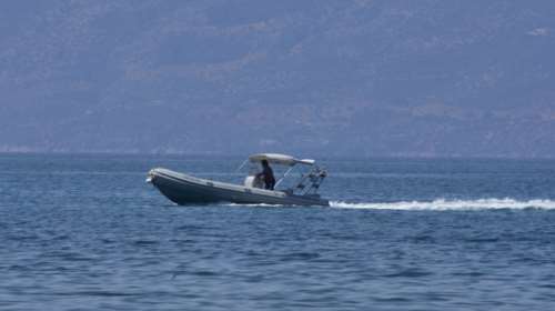 Χαλκιδική: Ταχύπλοο έπεσε σε νοικιασμένο σκάφος - Τραυματίστηκε 22χρονη