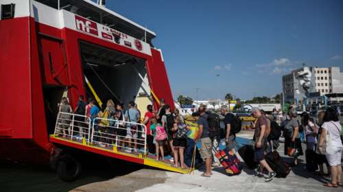 "Φρένο" στις αυξήσεις των ακτοπλοϊκών: Πρόσθετα κόστη από τις εταιρείες, 50% έκπτωση στα λιμενικά τέλη από το Ναυτιλίας