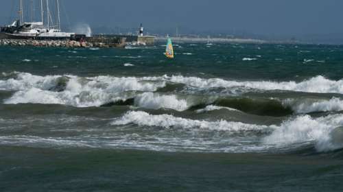 Συναγερμός στην Πάρο: Αγνοείται 42χρονος σέρφερ - Σε εξέλιξη οι έρευνες του Λιμενικού