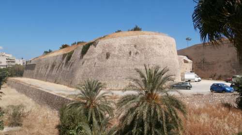 Ηράκλειο: 53χρονος "βούτηξε" από τα Ενετικά Τείχη- Ατύχημα ή απόπειρα αυτοκτονίας;