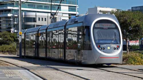 Χαμός σε τραμ στην Αθήνα: Νεαροί πετούσαν ερωτικό βοήθημα στους επιβάτες [βίντεο]