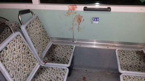 Εικόνες σοκ: Μπήκαν σε λεωφορείο και μαχαίρωσαν άνδρα στον Διόνυσο