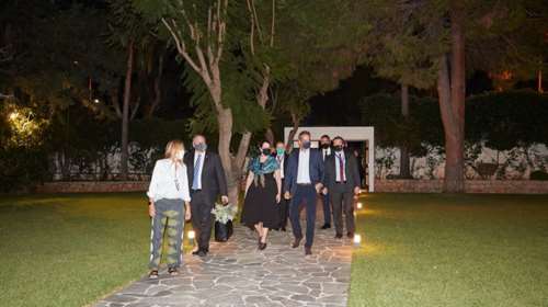 Μαρέβα Μητσοτάκη: Με casual chic look στην Κρήτη