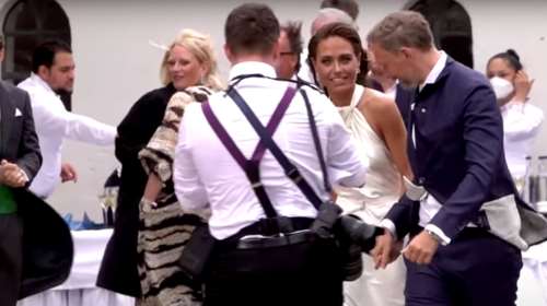 Ο γάμος της χρονιάς: Με λάμψη και χλιδή ο Γερμανός υπουργός Οικονομικών παντρεύτηκε την αγαπημένη του κι έφυγαν με Porsche [εικόνες]