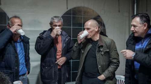 Ο Βαρουφάκης στα μπλόκα των αγροτών με ...τσίπουρο, casual εμφάνιση και &quot;αστική αυτοπεποίθηση&quot; [εικόνες - βίντεο]