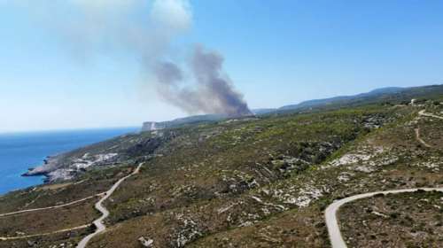 Μεγάλη φωτιά στη Ζάκυνθο - Στις φλόγες δάσος στο χωριό Καμπί