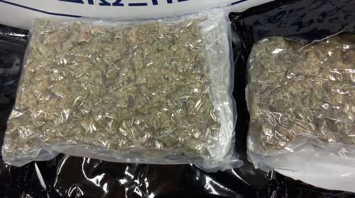 Ηράκλειο: Δύο νεαροί συνελήφθησαν έξω από σχολείο - Είχαν πάνω τους μισό κιλό χασίς